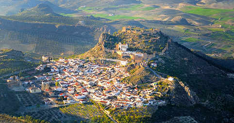Moclín a vista de pájaro, se visualiza el castillo y su periferia