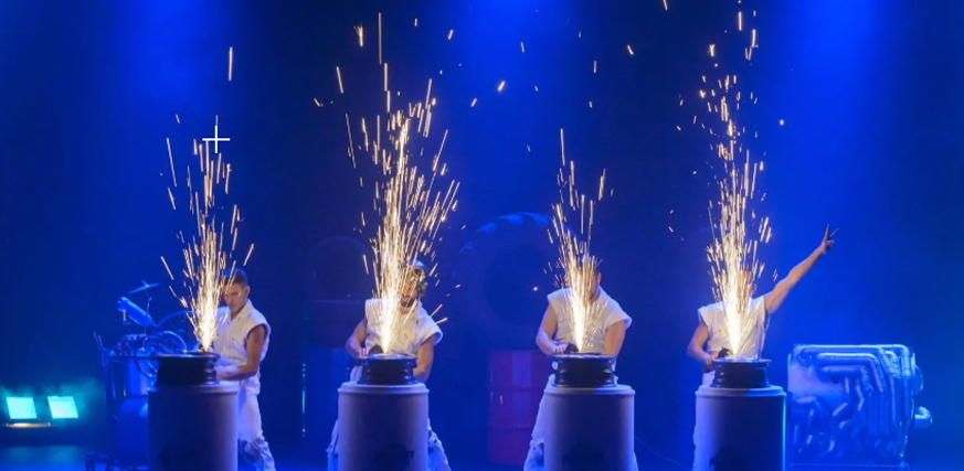 Espectáculo cuatro hombre tocando el tambor con fuegos artificiales