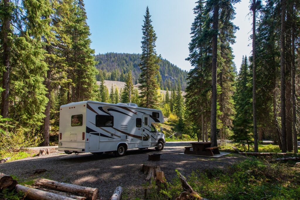 Imagen de una autocaravana en mitad del bosque