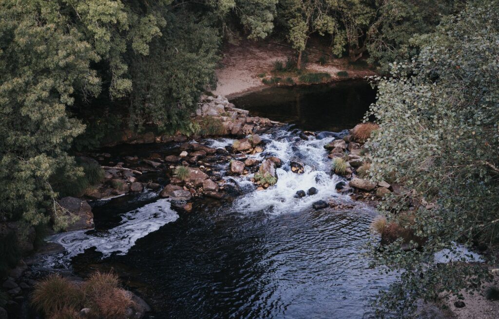 Pequeña cascada de agua en un río
