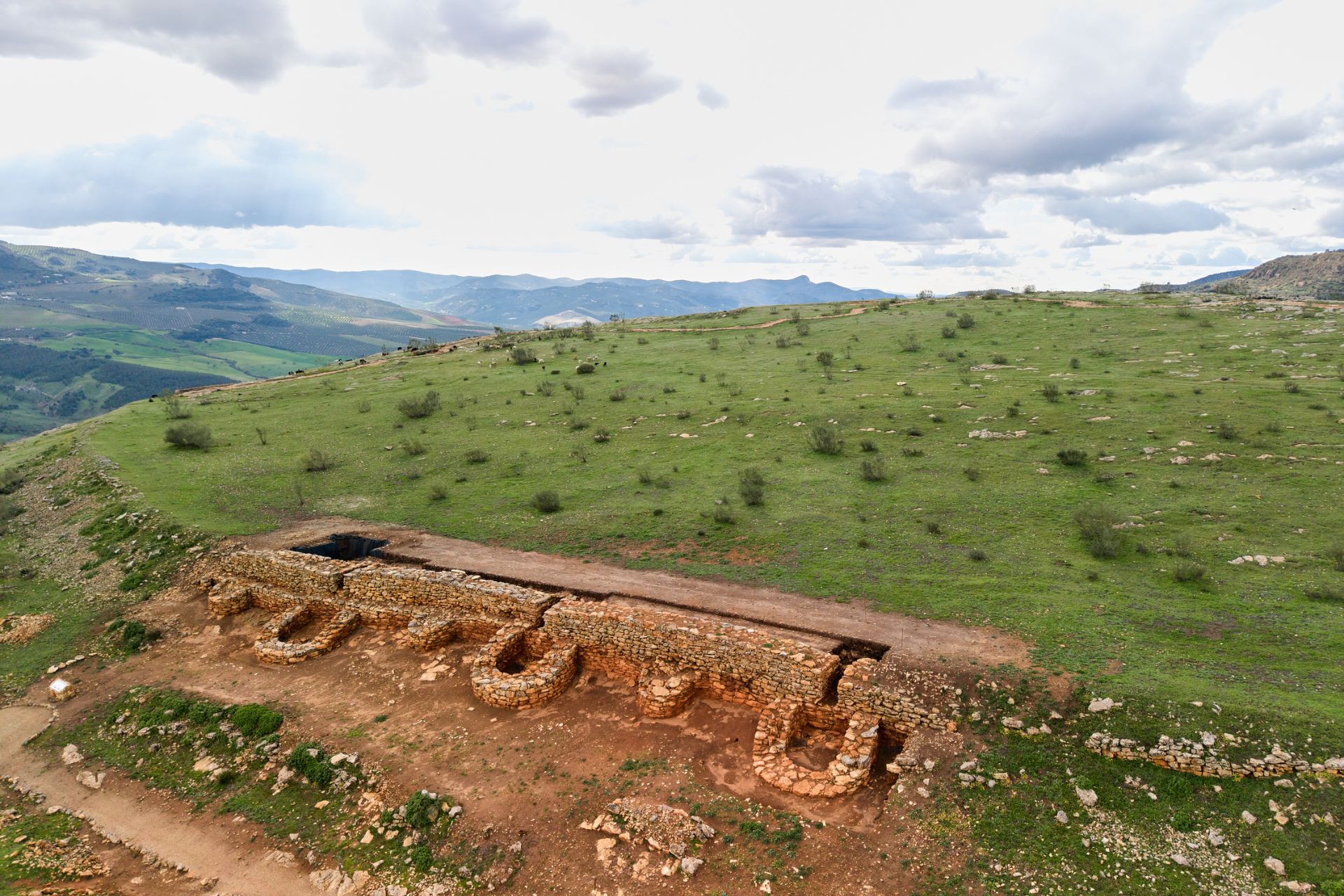 Muralla prehistórica poblado Villavieja Algarinejo Poniente Granada