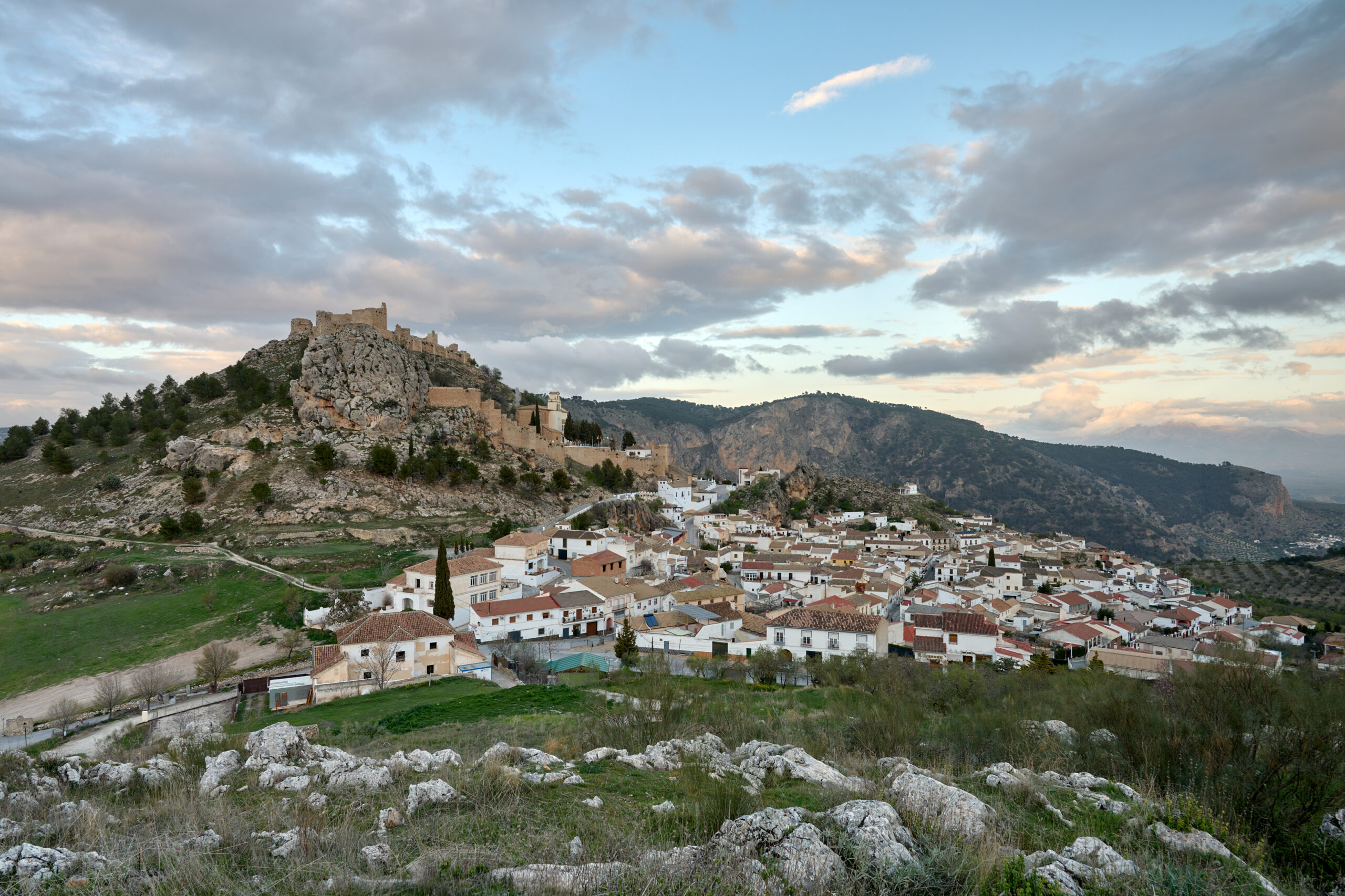Atardecer sobre el Castillo de Moclín, en el Poniente de Granada.